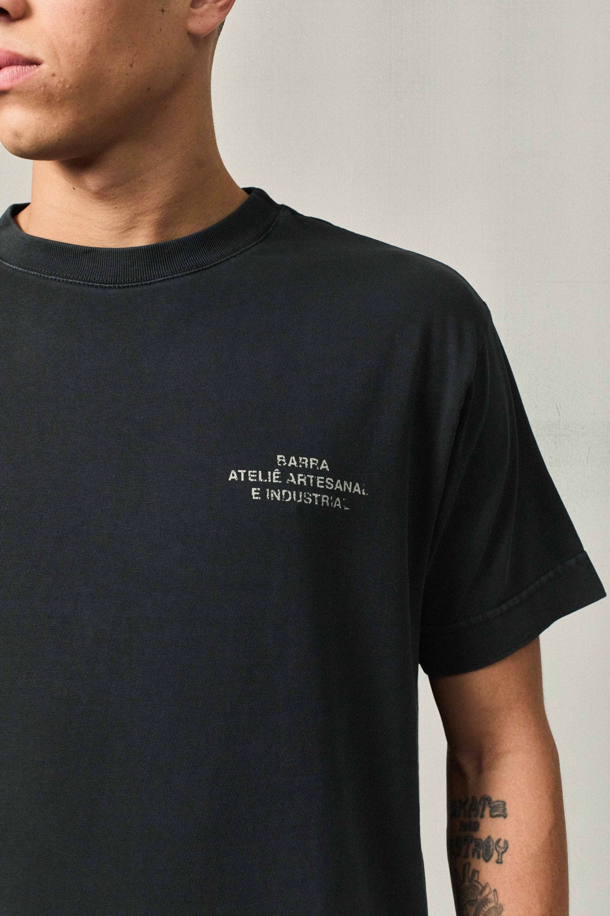 Camiseta BARRA "Assinatura Ateliê Estonada" Preta