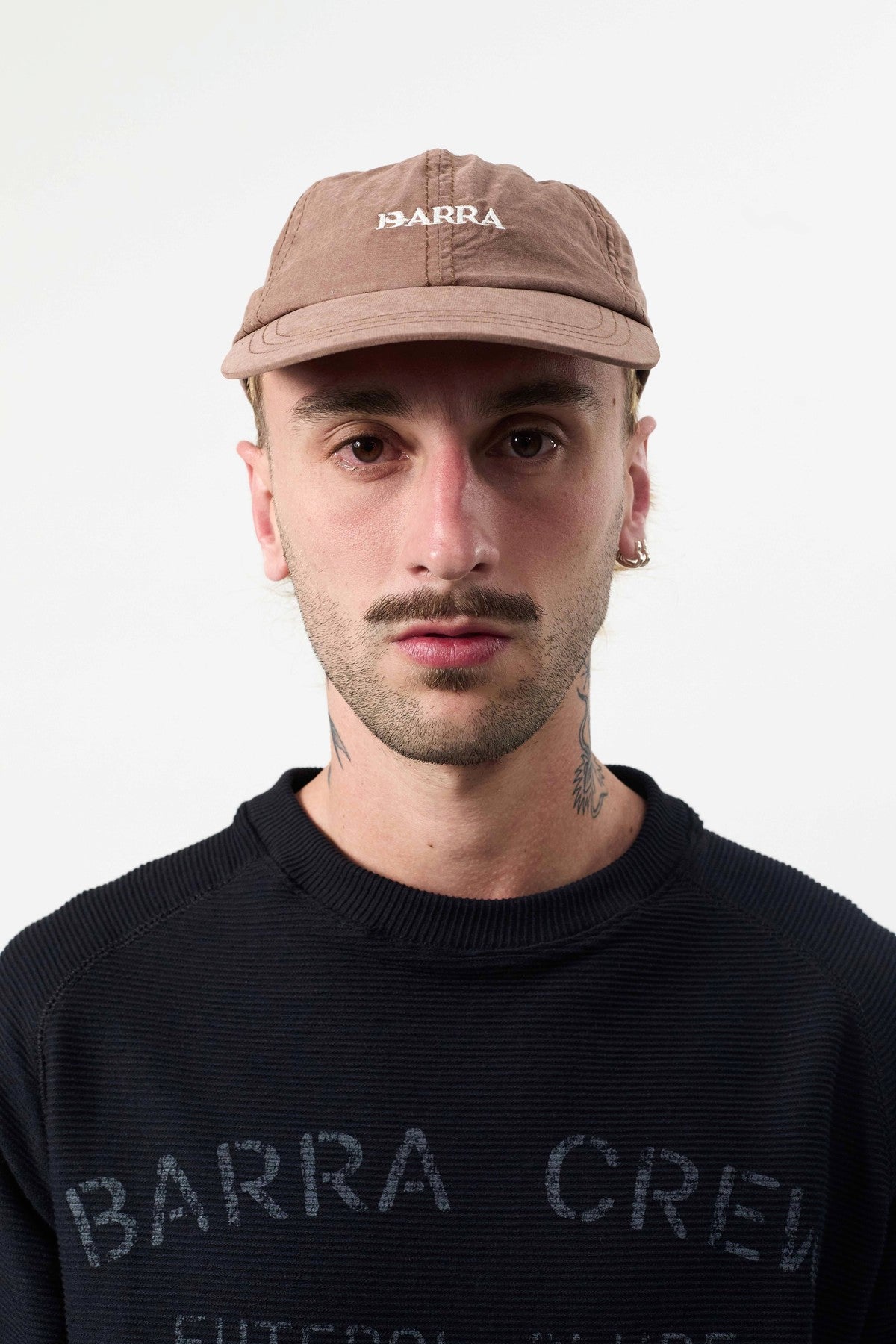 Boné Six Panel Barra "LOGO" Marrom
