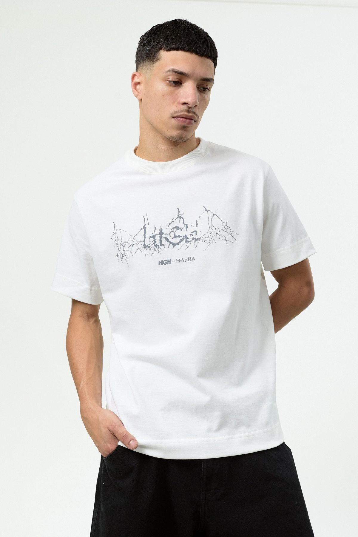 Camiseta Barra x High "RAIZES" Off White